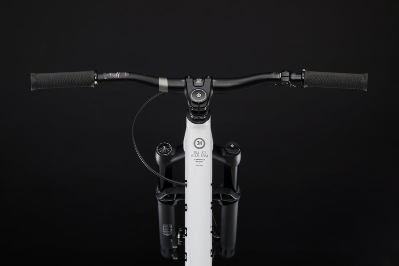 Load image into Gallery viewer, Commencal Absolut 24 Pure White Kids Dirt Bike