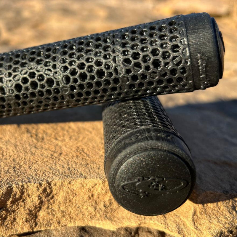 Load image into Gallery viewer, Lizard Skins 3DGRP Jet Black - Situation
