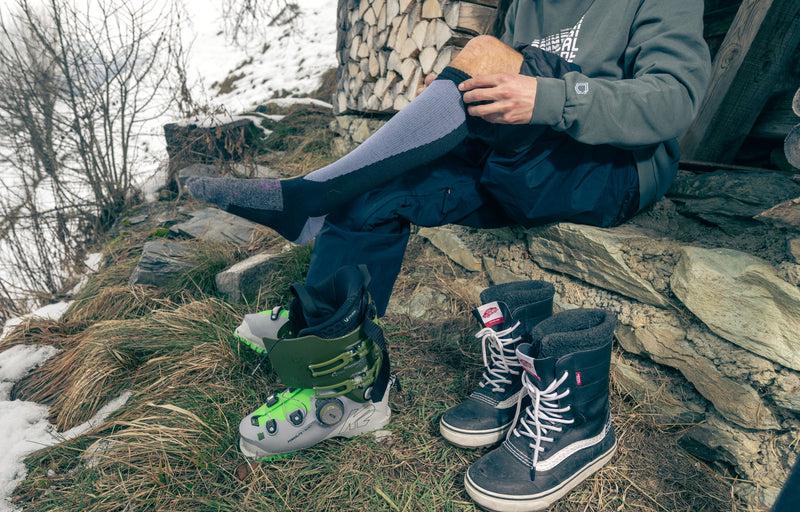 Load image into Gallery viewer, Commencal Retro Black Ski Socks

