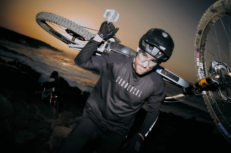 Load image into Gallery viewer, Commencal Hardy Long Sleeve Jersey Essential Black - Men&#39;s

