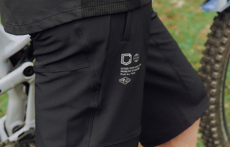 Load image into Gallery viewer, Commencal Lightech Shorts Black - Men&#39;s
