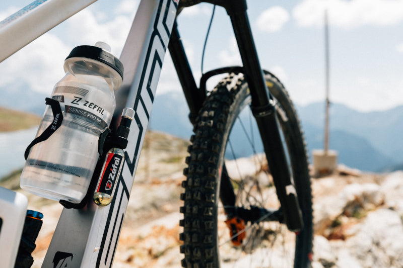 Load image into Gallery viewer, Zefal Pulse Z2i Bottle Cage &amp; CO2 Holder - Use
